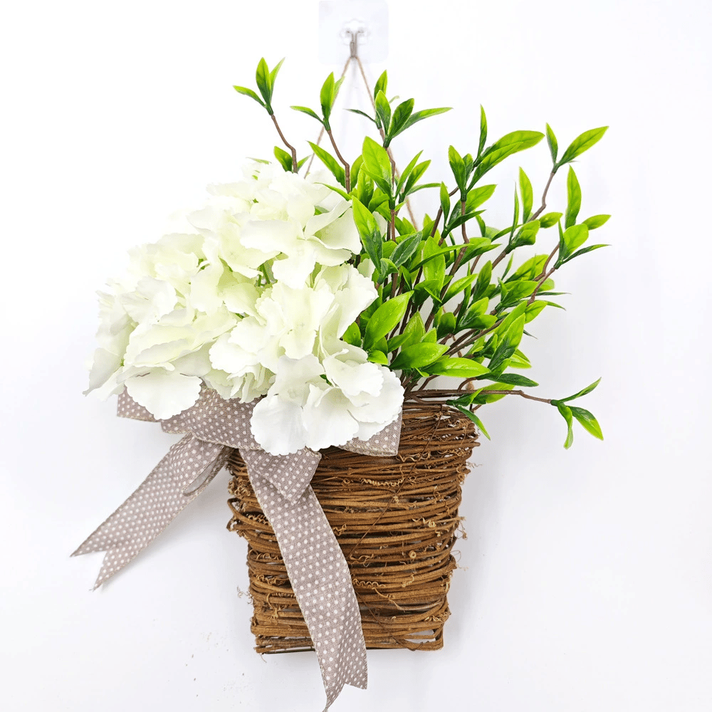Hortensia Rotan Mand – Crèmekleurige Bloemdeurdecoratie om Op te Hangen