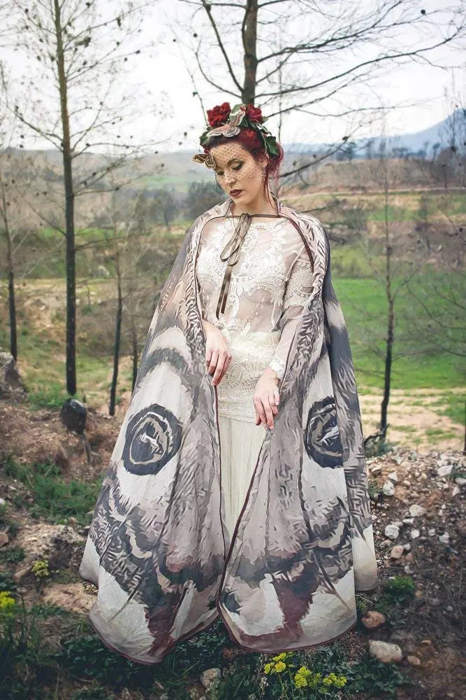 Mystieke Mantel "Grijze Mot" – Elegant en Magisch in een Adembenemende Cape