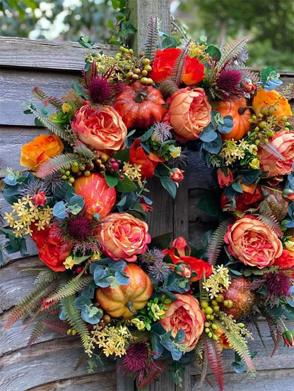 Herfstkrans met bloemen en pompoen — verwarmt het hart en verwelkomt gasten