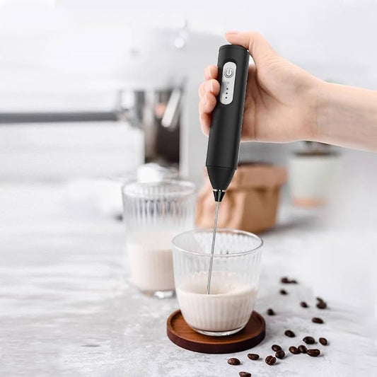 Elektrische melkopschuimer handzaam — voor latte, cappuccino en cacao