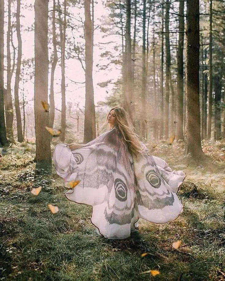 Mystieke Mantel "Grijze Mot" – Elegant en Magisch in een Adembenemende Cape