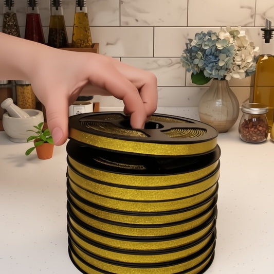 Afbeelding van een strakke, zelfklevende voegstrip in een tegelvoeg in de badkamer of keuken. Biedt schimmelwerende bescherming.