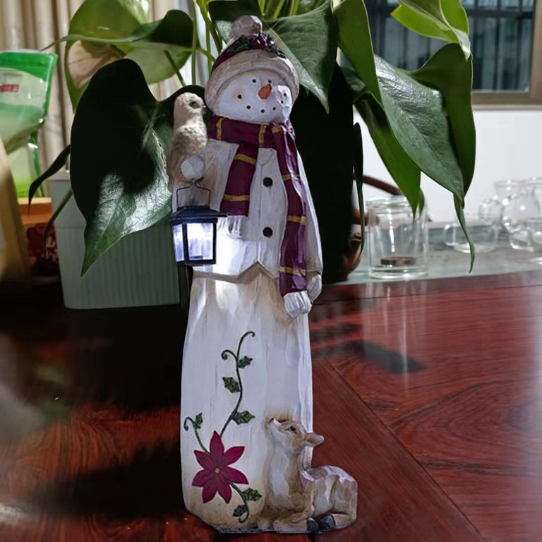 Decoratieve sneeuwpop met lantaarn — warme welkom tijdens de wintertijd