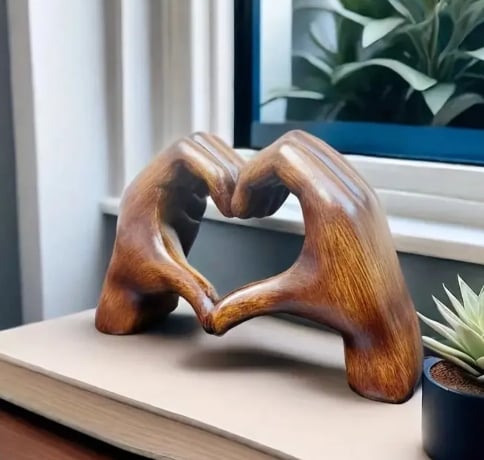 Handgemaakte hartsculptuur met moderne houtnerven