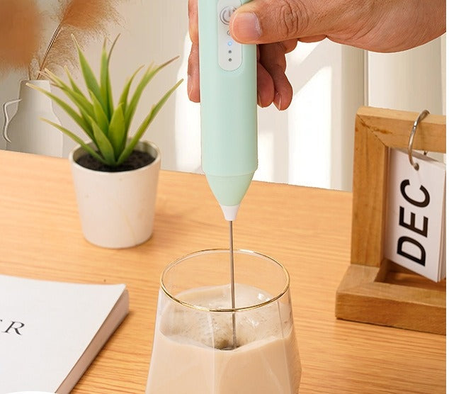 Elektrische melkopschuimer handzaam — voor latte, cappuccino en cacao