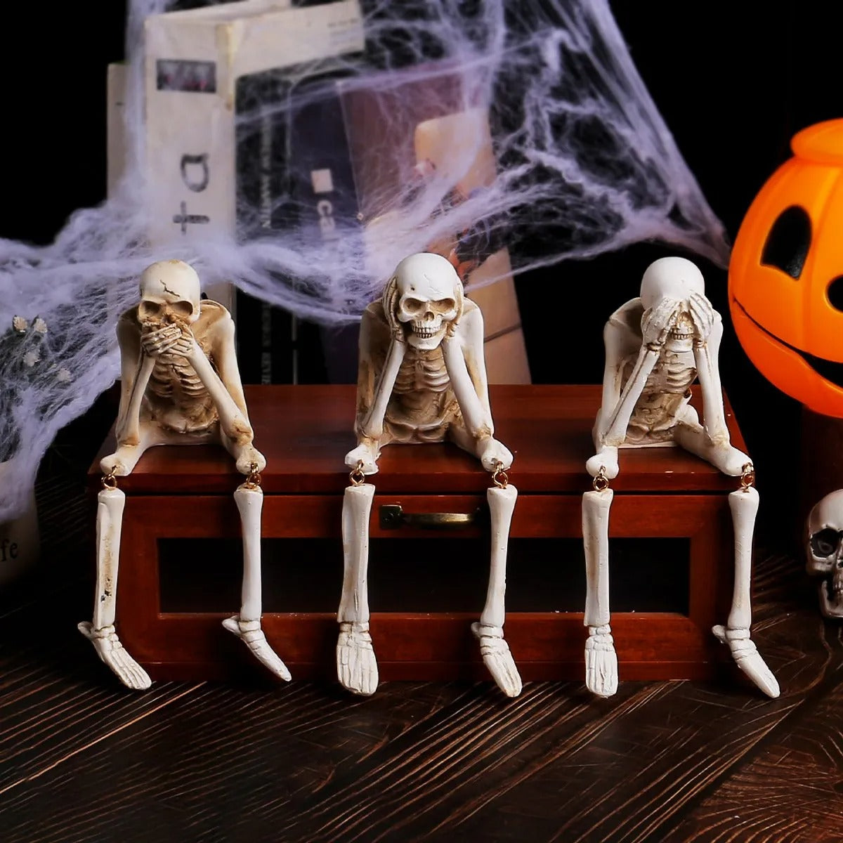 Drie wijze skeletten — openhaarddecoratie voor Halloween